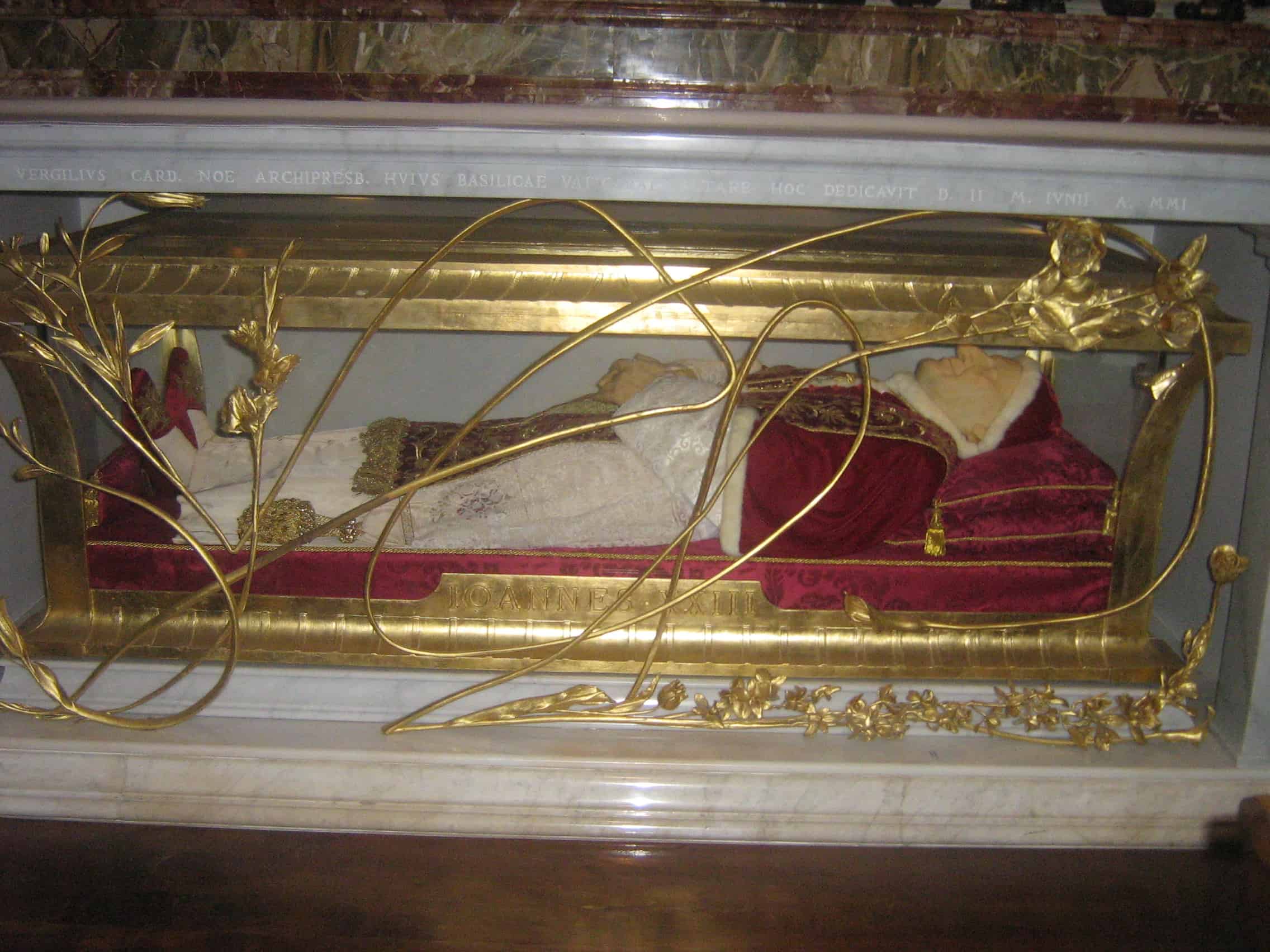 Body of John XXIII at St. Jerome Altar in St. Peters — By Patnac (Own work) via Wikimedia Commons