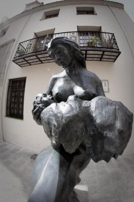 Breastfeeding Statue by miguel ángel pelegrí at Flickr